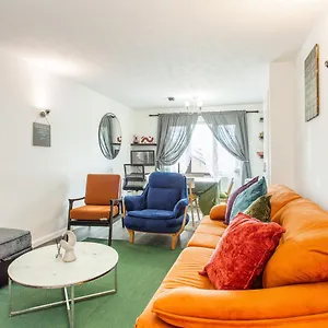 https://unique-colourful-vintage-apartment.brighton-hotels-england.com